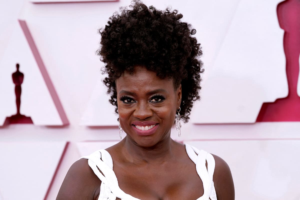 La actriz Viola Davis, nominada como mejor actriz por La madre del blues, luciendo un vestido blanco de Alexander McQueen