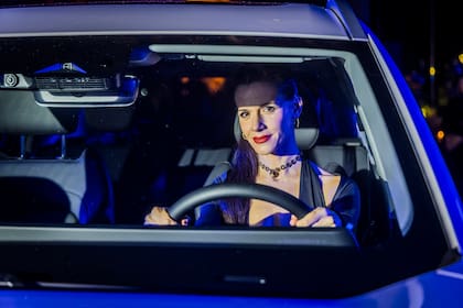 La actriz Violeta Urtizberea hizo fotos desde el asiento del conductor para conocer el interior del nuevo híbrido enchufable de Chery.