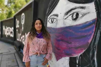 La actriz y activista Amy Lira, quien colabora con Casa Mandarina, una ONG dedicada a la erradicación de la violencia sexual, posa junto a un mural dedicado a las mujeres que luchan, en la Ciudad de México, el 9 de noviembre de 2021. En junio de 2016, Lira acusó a un director de teatro y profesor universitario de abusos sexuales. (AP Foto/Abril Mulato)
