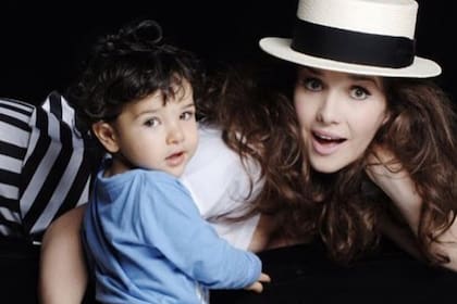 La actriz y cantante compartió una tierna postal de su hijo Atahualpa y anunció la llegada a Instagram de su marido, Ricardo Mollo