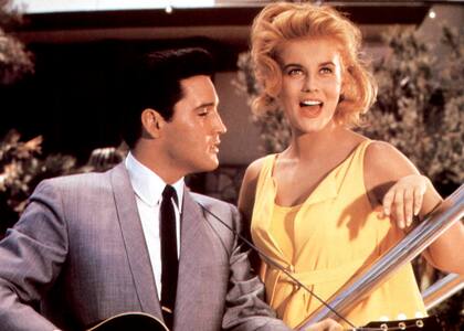 La actriz y cantante junto a Elvis Presley, con quien trabajó en varias películas y protagonizó un promocionado romance