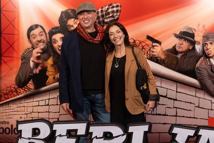 La actriz y cantante Nancy Anka junto a su pareja, Ariel Basaldúa