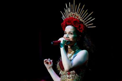 La actriz y cantante uruguaya presentó "United by love", un tema que busca representar el espíritu de la competencia futbolística