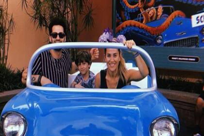 La actriz y cantante viajó acompaña de su hijo Momo y de su novio Mauro Caiazza.