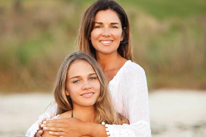 La actriz y conductora junto a su hija en disfrutan en la playa de Punta