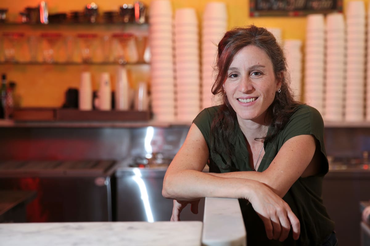 La actriz y dramaturga Ana Scannapieco, en un entorno que le resulta tan familiar -y dulce- como el teatro: el local de helados de su familia