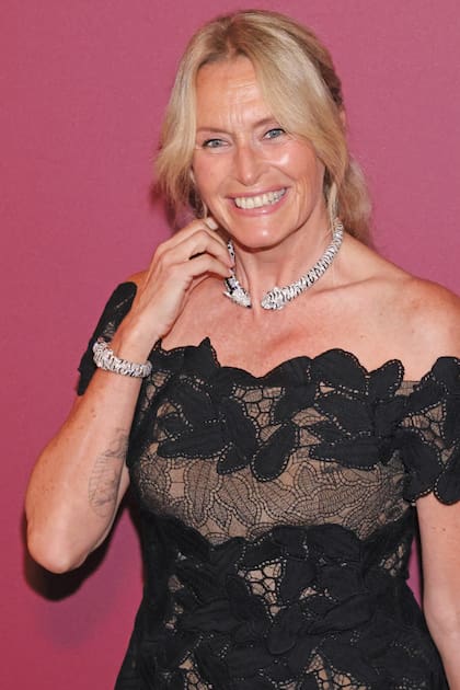 La actriz y ex modelo francesa Estelle Lefébure presentó la gran subasta junto al actor Michel Boujenah. Llevó un vestido de encaje y el collar “Indomptables” de Cartier, en oro blanco con más de 2000 diamantes