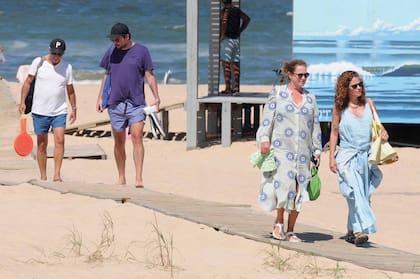La actriz y Florencia Bas llevan la delantera. Detrás, Santiago y Ricardo, con las paletas playeras en la mano.