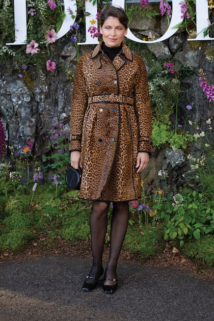 La actriz y modelo francesa Laetitia Casta también apostó al animal print con un abrigo de leopardo que combinó con un short de lana negro y
minibag en el mismo color.