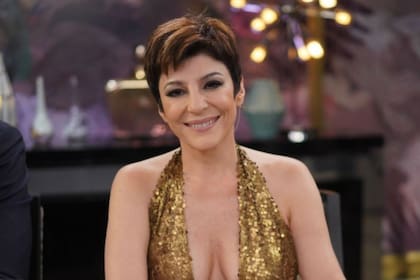 La actriz y panelista acudió a La noche de Mirtha con un diseño muy escotado que llamó la atención de la conductora