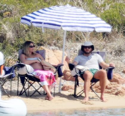 La actriz y productora decidió frenar y dedicarse a disfrutar de su embarazo, siempre junto a su marido. La noticia sobre la futura maternidad de Robbie trascendió a finales de julio, y aunque no se sabe a ciencia cierta cuándo llegará el primogénito de la pareja al mundo, se estima que la también productora cursa su sexto o séptimo mes de embarazo