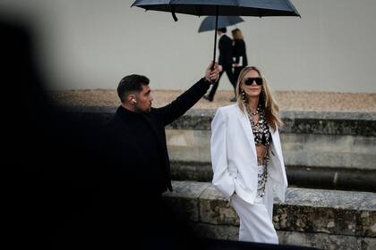 La actriz y productora, que hace horas fue noticia por ignorar a Johnny Depp en el desfile de Dior, realzó su conjunto sastrero con un extravagante accesorio que cumplía la función de aros y colgante a la vez