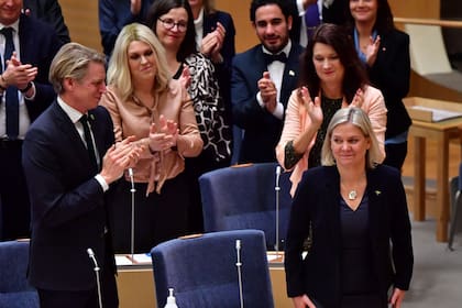 La actual ministra de Finanzas sueca y líder del Partido Demócrata Scocial, Magdalena Andersson (R), recibe aplausos después de que el parlamento sueco Riksdagen votara por segunda vez sobre su nombramiento como primera ministra en Estocolmo el 29 de noviembre de 2021