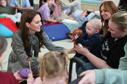 La actual princesa de Gales, con uno de los chicos de Ty Hafan: “¿Qué te gusta hacer?, ¿estás cantando canciones”, le preguntó a un chico de 3 años.