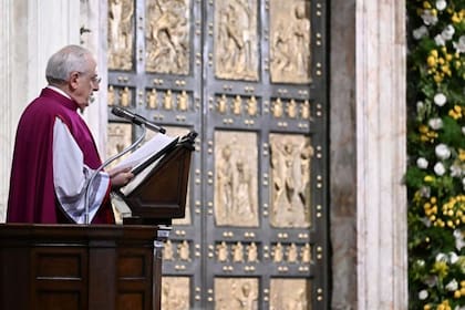La actual puerta santa de la Basílica de San Pedro data de 1949 y cuenta con 16 paneles que relatan momentos bíblicos, desde el Jardín del Edén hasta la Resurrección de Jesús.