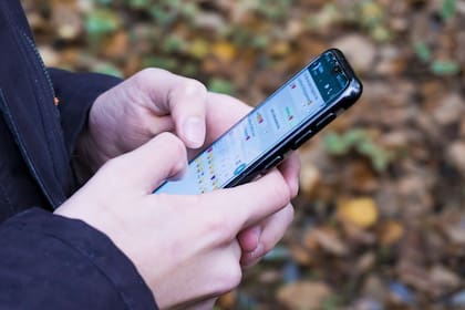 La actualización alcanzará a celulares Android y iPhone que ya no reciben las versiones necesarias (imagen ilustrativa)