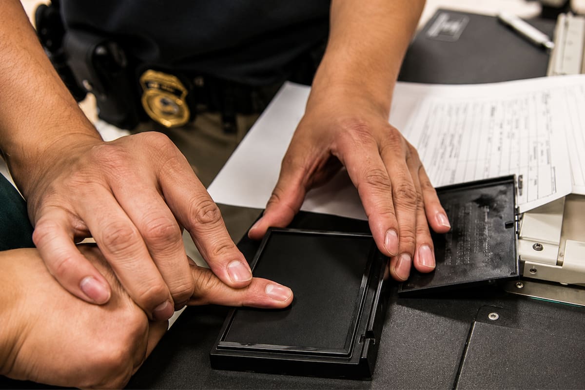 La actualización de 2026 reorganiza reglas internas para centros de detención migratoria
