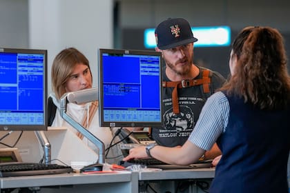 La actualización de la Healthy Terminals Act (HTA) obliga, desde el 1° de enero de 2026, a que las obligaciones salariales y de beneficios para los trabajadores de aeropuertos (como JFK y LaGuardia) se alineen con los estándares del Servicio Contractual Federal (SCA)