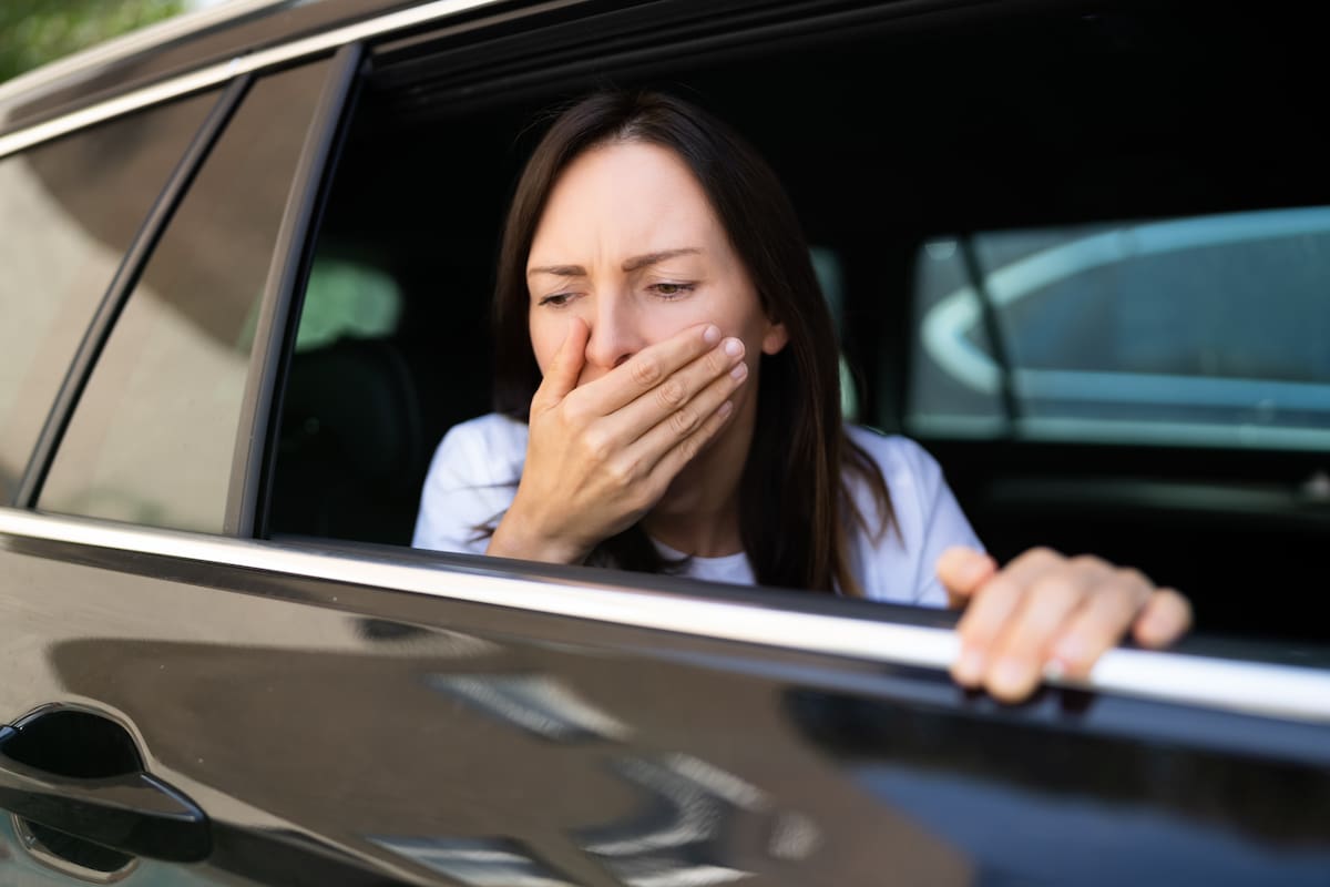 La actualización iOS 18 para el iPhone incluye una herramienta que intenta neutralizar la cinetosis, el mareo provocado por mirar la pantalla del teléfono con el auto en movimiento