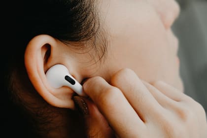 La actulización de los auriculares inalámbricos AirPods sumará una mejora en la conexión automática a diferentes dispositivos Apple, además de ofrecer la reproducción de sonido espacial 3D en los modelos AirPods Pro