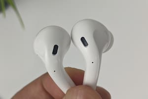 La acumulación de cerumen en los auriculares que se usan insertos en el canal auditivo puede resultar incómoda