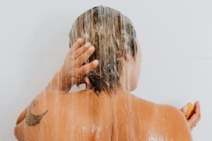 La acumulación de grasa, sudor y restos de productos para el cabello puede generar un mal olor (Foto ilustrativa: PEXELS)