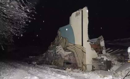La acumulación de nieve en el techo derrumbó un gimnasio en la localidad de El Hoyo