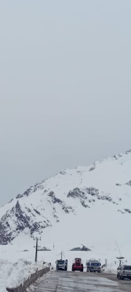 La acumulación de nieve transformó por completo el paisaje de Las Cuevas, camino a Chile
