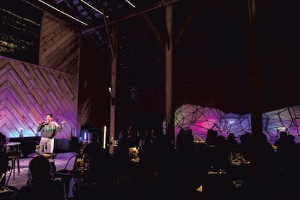 La acústica de la sala de conciertos permite la presentación de agrupaciones de jazz y música experimental en formato acústico