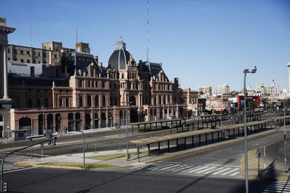 La adhesión del transporte fue clave para garantizar la contundencia de la cuarta huelga contra la gestión de Macri; el Gobierno vinculó la protesta a fines políticos, aunque evitó confrontar directamente con los sindicalistas