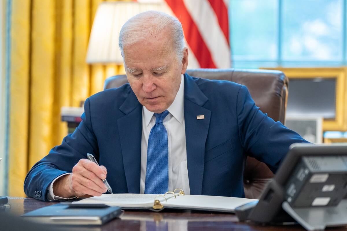 La administración Biden anunció nuevas medidas que ayudarán a ciertos cónyuges e hijos no ciudadanos a solicitar la residencia permanente legal