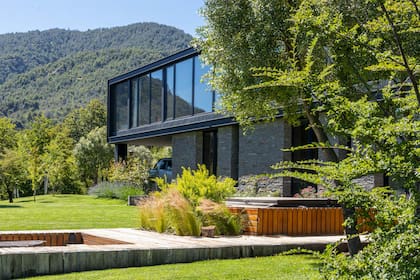 La administración de Arelauquen exige respetar el dibujo original de los montes. En esa línea, el Estudio siempre prioriza una intervención mínima del paisaje.