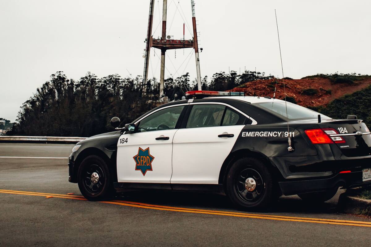 La administración de Florida endureció en 2024 las reglas de tránsito para proteger a cualquier vehículo detenido, con multas que alcanzan los US$158