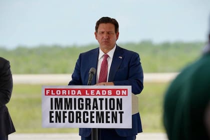 La administración de Ron DeSantis se encuentra bajo presión por incumplir el plazo legal para entregar un informe detallado sobre el uso de más de US$500 millones