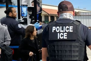 La Administración de Seguridad en el Transporte (TSA) y el Servicio de Inmigración y Control de Aduanas (ICE) comparten los nombres y fechas de nacimiento de viajeros a quienes se cree que un juez de inmigración les ha ordenado salir del país