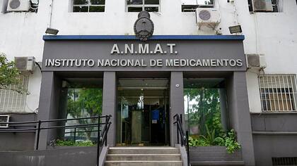 La Administración Nacional de Medicamentos, Alimentos y Tecnología Médica (ANMAT).