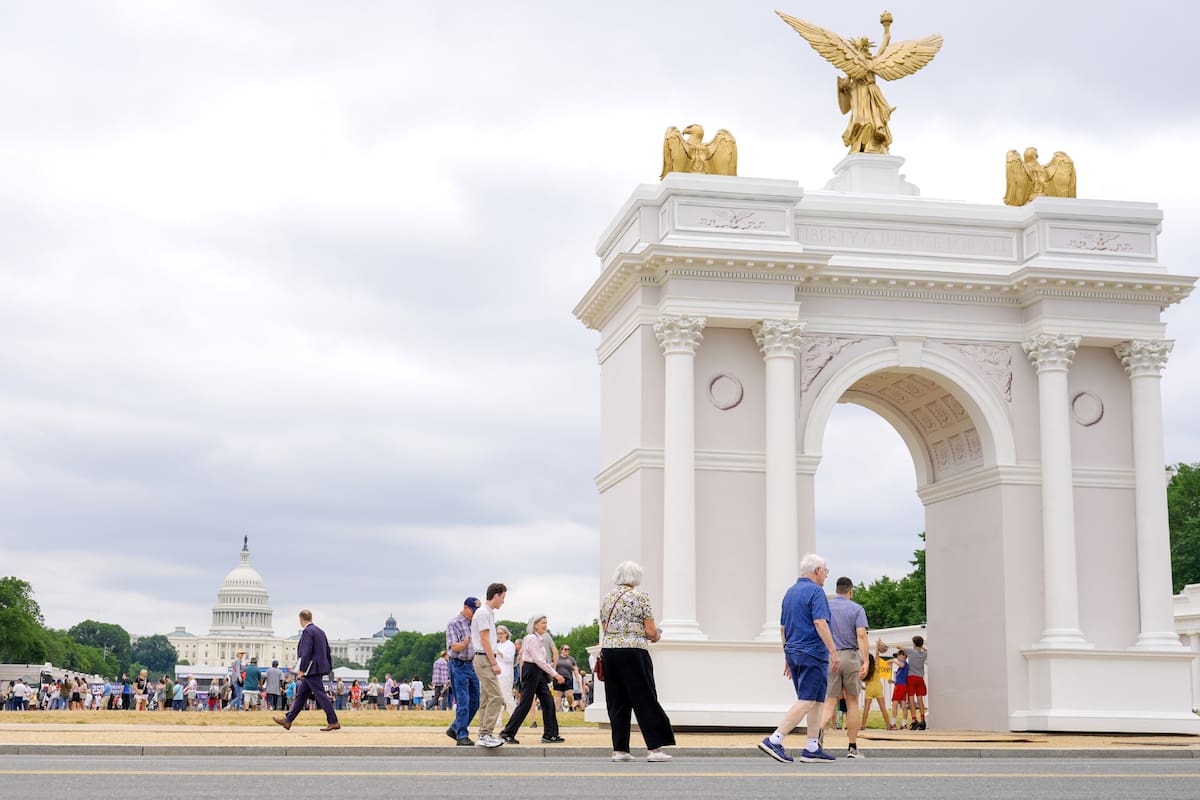 La Administración Trump anunció ante un tribunal que la construcción de un monumental arco triunfal de 76 metros de altura frente al Cementerio Nacional de Arlington podría iniciar el 5 de noviembre de 2026