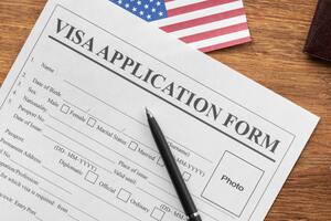 La Administración Trump anunció en agosto una propuesta de norma que, de aprobarse, limitaría el tiempo de estancia en EE.UU. para ciertos titulares de visas