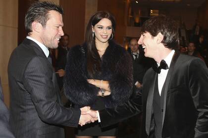 La admiración de Lothar Matthäus hacia Messi, a quien distingue como el mejor del mundo sin ninguna duda; testigo de aquel saludo, Anastasia, la quinta esposa del emblema alemán