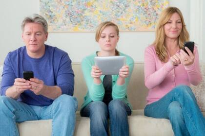 La adolescencia de los hijos te pone a prueba: el diálogo es esencial y hay que saber adaptarse a los tiempos; tal vez tengas que poner límites por whatsapp. Lo principal es el acuerdo entre los padres.