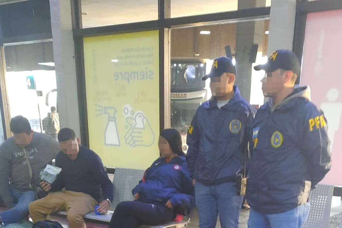 La adolescente (con la campera de San Lorenzo) fue encontrada en la terminal de ómnibus de Retiro