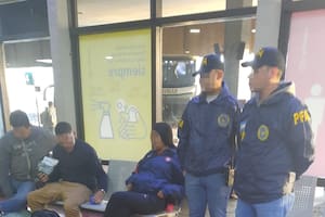 La adolescente (con la campera de San Lorenzo) fue encontrada en la terminal de ómnibus de Retiro