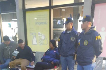 La adolescente (con la campera de San Lorenzo) fue encontrada en la terminal de ómnibus de Retiro