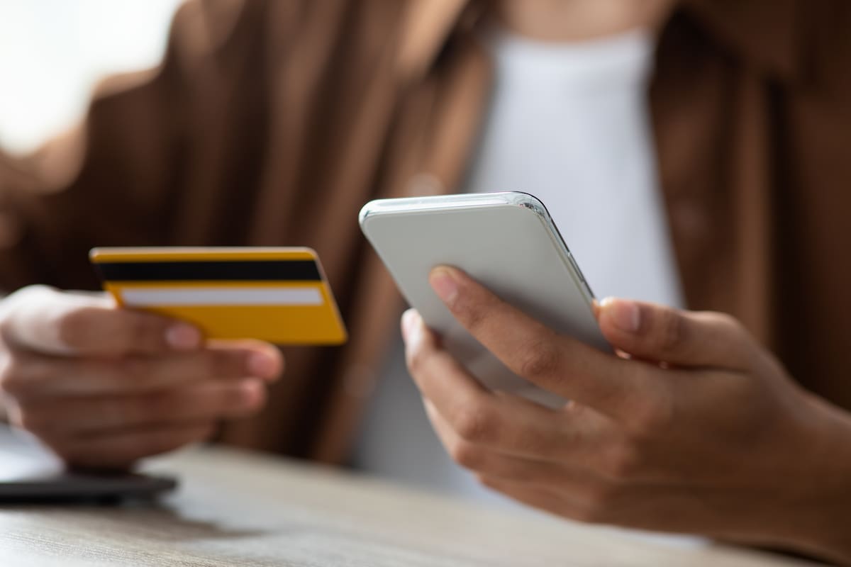 La adopción de los métodos de pago online es mayor entre los menores de 20 años y los adultos mayores de 60