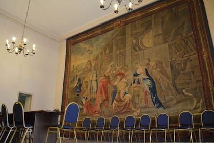 La adoración de los Reyes Magos está colgado en una de las salas del Episcopado de Buenos Aires