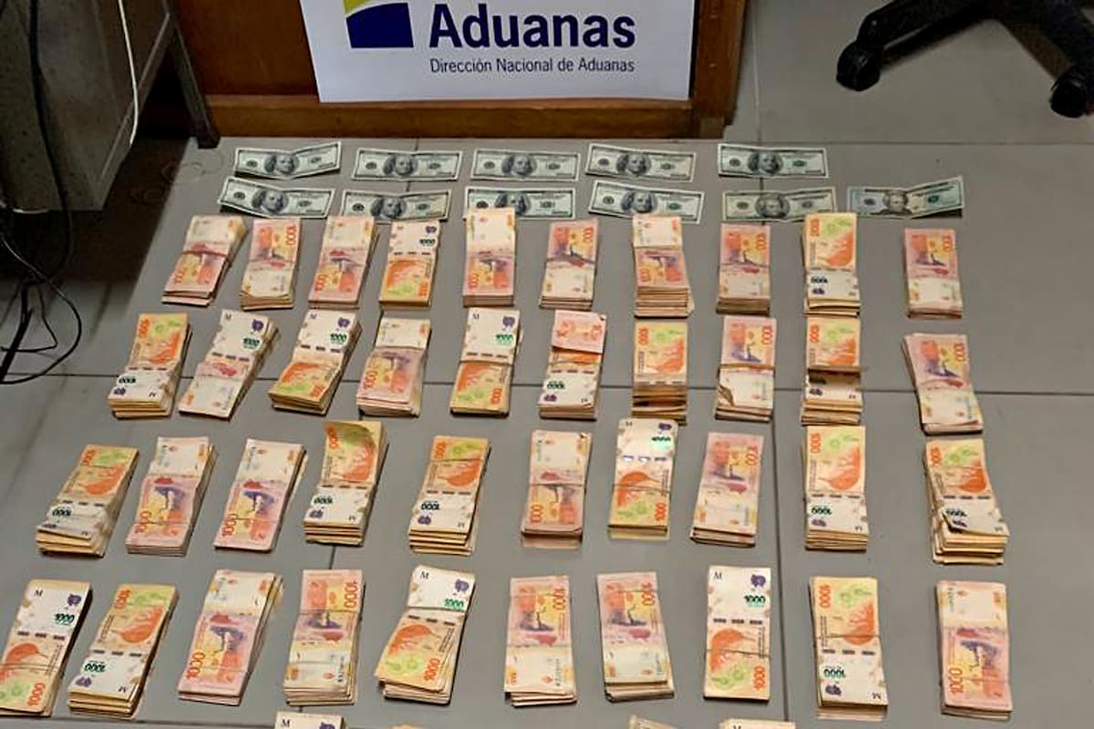 La Aduana de Uruguay incautó millones de pesos argentinos en un vehículo que intentaba ingresar por Colonia