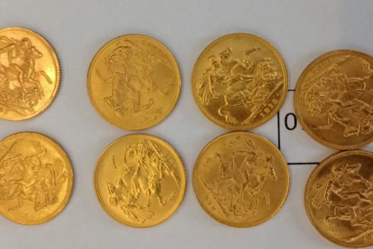 La Aduana descubrió que un hombre intentaba salir del país con 13 monedas de oro en su valija