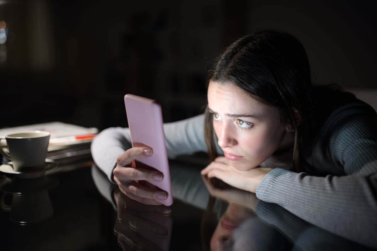 La adultez, muchas veces, es eso: ir a trabajar, volver a casa, mirar el celular