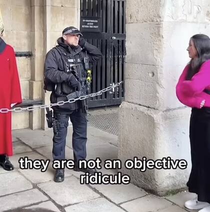 La advertencia de un policía a un grupo de turistas que se burlaban del Guardia Real. Captura: The King's Guards Channel
