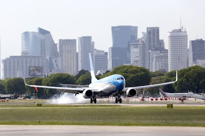 La aerolínea de bandera recorta casi un 20% de sus vuelos de cabotaje y regionales